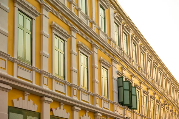 泰国曼谷老式设计黄色建筑的欧洲风格窗户 — 图库照片
