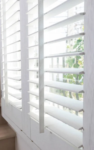 Nahaufnahme Von Weißen Horizontalen Holzfensterjalousien Tageslicht Scheint Durch — Stockfoto