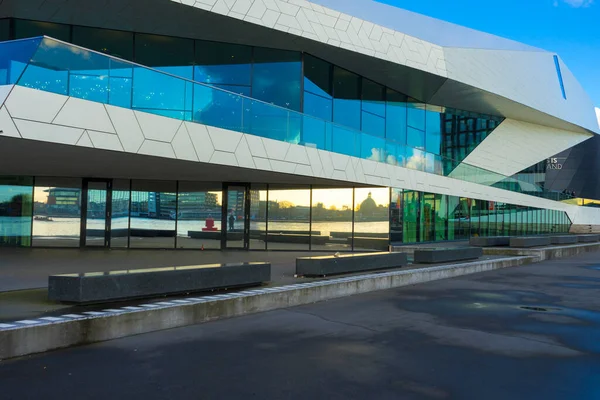 Amsterdam, Hollanda - 30 Kasım 2019: 30 Kasım 2019 'da Hollanda' nın Amsterdam kentinde bulunan Het IJ adlı limanın kuzey kıyısındaki Göz Film Müzesi 'nin gelecekteki binası.