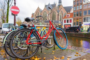 Amsterdam, Hollanda - 27 Kasım 2019: Amsterdam, Hollanda 'da Amsterdam Kanalı boyunca dinlenen birçok bisikletin görüntüsü