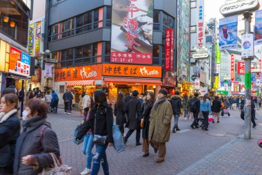 Tokyo, Japonya - 5 Ocak 2020: Kimliği belirsiz kişiler 5 Ocak 2020 'de Tokyo, Japonya' da Shibuya alışveriş caddesinde yürüyor.