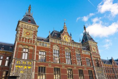 Amsterdam, Hollanda - 27 Kasım 2019: Amsterdam, Hollanda 'daki Güzel Amsterdam Merkez İstasyonu 27 Kasım 2019.