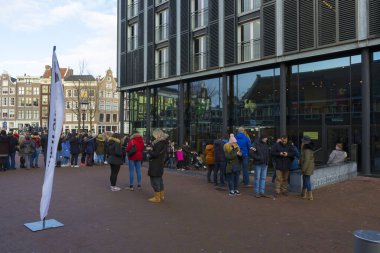 Amsterdam, Hollanda - 29 Kasım 2019: Amsterdam, Hollanda 'daki Anne Frank Müzesi önünde kalabalık.