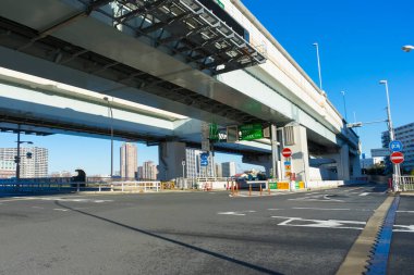 Tokyo, Japonya - 5 Ocak 2020: Tokyo, Japonya 'daki Sumida nehri yakınlarındaki 6 numaralı modern Metropolitan Otoyolu.