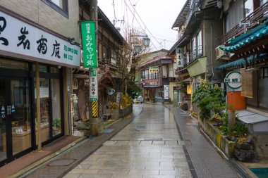 Nagano, Japonya - 16 Aralık 2019: Japonya 'nın Nagano şehrindeki Shibu Onsen şehrinde tarihi ryokan ve kaplıca tatil beldeleri.