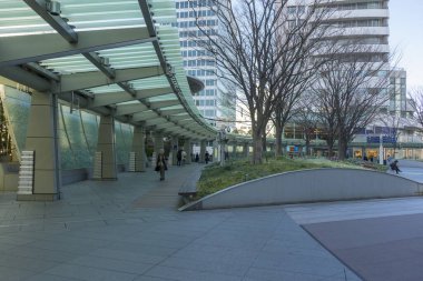 Tokyo, Japonya - 5 Ocak 2020: Kimliği belirsiz kişiler 5 Ocak 2020 'de Tokyo, Japonya' daki Roppongi Hills 'i ziyaret etti.