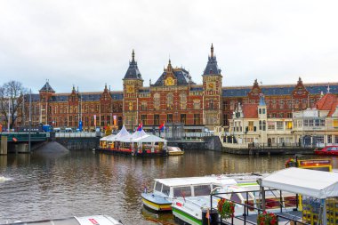 Amsterdam, Hollanda - 27 Kasım 2019: Amsterdam, Hollanda 'daki Güzel Amsterdam Merkez İstasyonu