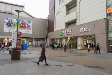 Tokyo, Japonya - 18 Aralık 2019: Tokyo, Japonya 'daki Akihabara JR İstasyonu çevresindeki binaların görüntüsü 18 Aralık 2019.