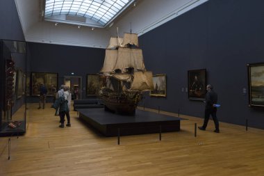 Amsterdam, Hollanda - 29 Kasım 2019: Rijksmuseum 'da Rembrandt' ın ünlü Gece Nöbeti 'ne bakan ziyaretçiler
