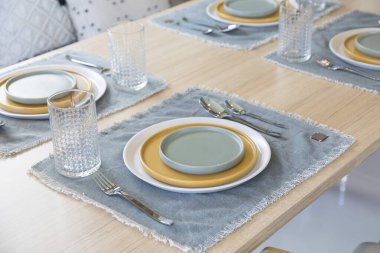 Modern evdeki yemek masası..