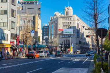 Tokyo, Japonya şehir manzarası. Sokakta yürüyen insanlarla seyahat fotoğrafı.