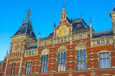 Hollanda, Amsterdam 'daki Grand Central İstasyonu' nun süslü cephesi..