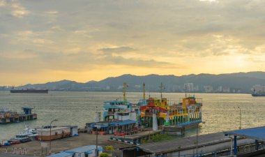 kargo gemileri ve botlar limanda