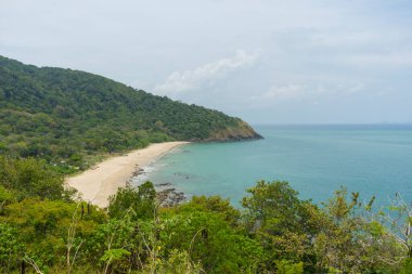 Krabi Bölgesi 'ndeki Koh Lanta adasının en güney noktasından rezerv ve sahil manzarası..