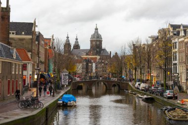 Amsterdam, Hollanda - 27 Kasım 2019 Amsterdam, Hollanda 'da 27 Kasım 2019' da Amsterdam Kanalı 'ndaki ev ve teknelerin görüntüsü.