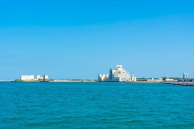 Doha, Katar - 23 Kasım 2019: 23 Kasım 2019 tarihinde Katar 'ın Doha kentinde mavi gökyüzü ile İslam Sanatları Müzesi (MIA). Efsanevi mimar I. M. Pei tarafından tasarlandı..