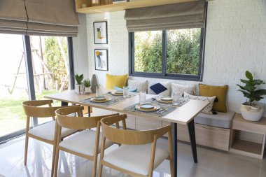 Boho tarzı bir yemek odası.