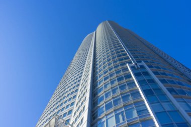 Tokyo, Japonya - 5 Ocak 2020: Tokyo 'da mavi gökyüzü olan Roppongi Hills' in Mori Kulesi, 