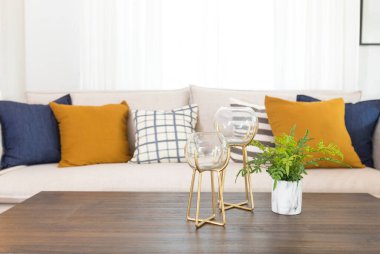 Modern koltukta güzel yastıklar.