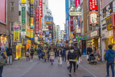 Tokyo, Japonya - 5 Ocak 2020: Kimliği belirsiz kişiler 5 Ocak 2020 'de Tokyo, Japonya' da Shibuya alışveriş caddesinde yürüyor.