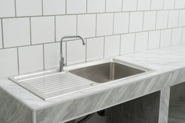 Modern mutfakta yeni lavabo