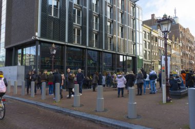 Amsterdam, Hollanda - 29 Kasım 2019: Amsterdam, Hollanda 'daki Anne Frank Müzesi önünde kalabalık.