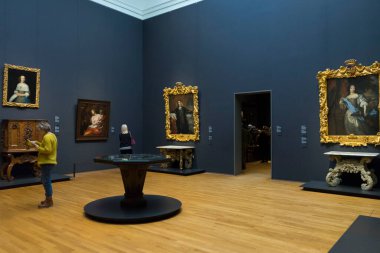 Amsterdam, Hollanda - 29 Kasım 2019: Rijksmuseum 'da Rembrandt' ın ünlü Gece Nöbeti 'ne bakan ziyaretçiler