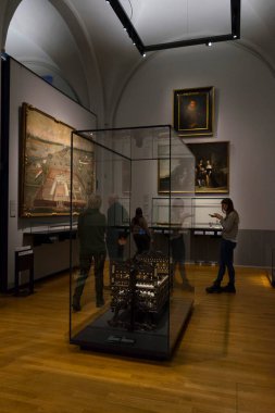 Amsterdam, Hollanda - 29 Kasım 2019: Amsterdam, Hollanda 'daki Rijksmuseum galerisinde yürüyen ziyaretçiler