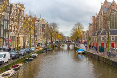 Amsterdam, Hollanda - 27 Kasım 2019 Amsterdam, Hollanda 'da 27 Kasım 2019' da Amsterdam Kanalı 'ndaki ev ve teknelerin görüntüsü.