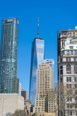 New York, ABD - 25 Nisan 2018: Dünya Finans Merkezi ve Özgürlük Kulesi New York, ABD 'de Aşağı Manhattan' da Financial District 'te