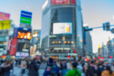 Bulanık hareket ve Tokyo, Japonya 'da Shibuya' da yürüyen insanlar.