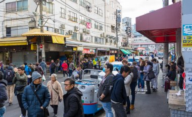Tokyo, Japonya - 4 Ocak 2020: 4 Ocak 2020 'de Tokyo, Japonya' daki Tsukiji Balık Pazarı 'nda yürüyen kimliği belirsiz kişiler.
