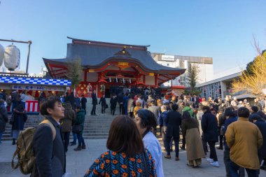Tokyo, Japonya - 6 Ocak 2020: Japonya 'nın Shinjuku semtinde bulunan Hanazono Jinja' yı 6 Ocak 2020 'de kimliği belirsiz kişiler ziyaret etti. Hanazono Shrineis sık sık iş adamları tarafından başarı için dua etmek için ziyaret edilir..