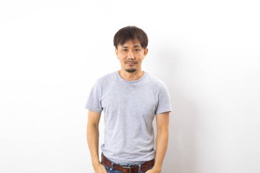 Beyaz arka planda tek başına duran yakışıklı bir adamın portresi.