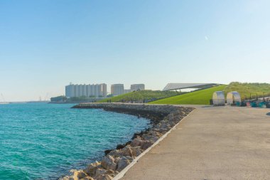 Doha, Katar - 23 Kasım 2019: Kimliği belirsiz insanlar yeşil çimlerde dinleniyor