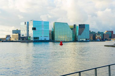 Amsterdam, Hollanda - 30 Kasım 2019: Amsterdam 'da Gerechtshof Amsterdam ve Hollanda' da Het IJ adlı liman manzarası
