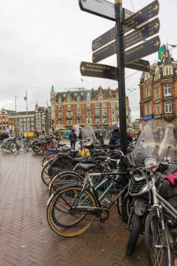 Amsterdam, Hollanda - 27 Kasım 2019: Amsterdam, Hollanda 'da Amsterdam Kanalı boyunca dinlenen birçok bisikletin görüntüsü