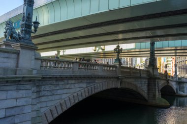 Tokyo, Japonya - 5 Ocak 2020: Tokyo, Japonya 'daki Nihonbashi Köprüsü' nde bronz fenerler