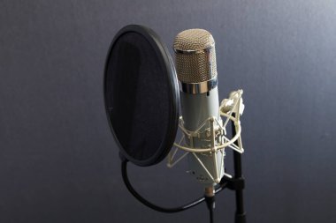 Kayıt odasında profesyonel mikrofon