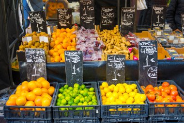 Amsterdam, Hollanda - 28 Kasım 2019: Hollanda, Amsterdam 'da Albert Cuyp Market' te birçok çeşit meyve satılıyor