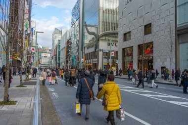 Tokyo, Japonya - 4 Ocak 2020: 4 Ocak 2020 'de Tokyo, Japonya' da Ginza Caddesi 'nde yürüyen ve dinlenen kimliği belirsiz insanlar.