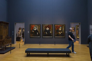 Amsterdam, Hollanda - 29 Kasım 2019: Rijksmuseum 'da Rembrandt' ın ünlü Gece Nöbeti 'ne bakan ziyaretçiler