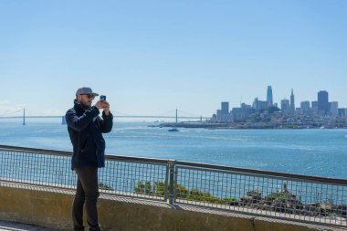 SAN FRANCISCO, CALIFORNIA - 17 Nisan 2018: San Francisco 'daki Alcatraz Federal Cezaevi' nin parkında turistik gezi