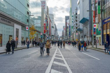 Tokyo, Japonya - 4 Ocak 2020: 4 Ocak 2020 'de Tokyo, Japonya' da Ginza Caddesi 'nde yürüyen ve dinlenen kimliği belirsiz insanlar.