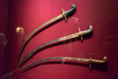 Kırmızı arka planda eski ortaçağ silahları 