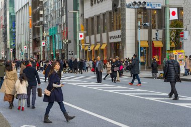Tokyo, Japonya - 4 Ocak 2020: 4 Ocak 2020 'de Tokyo, Japonya' da Ginza Caddesi 'nde yürüyen ve dinlenen kimliği belirsiz insanlar.