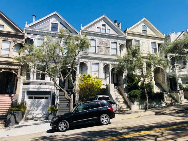SAN FRANCISCO, ABD - 18 Nisan 2018: San Francisco, CA 'nın tipik evleri