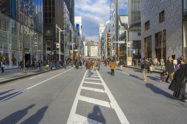 Tokyo, Japonya - 4 Ocak 2020: 4 Ocak 2020 'de Tokyo, Japonya' da Ginza Caddesi 'nde yürüyen ve dinlenen kimliği belirsiz insanlar.