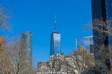 New York, ABD - 25 Nisan 2018: Dünya Finans Merkezi ve Özgürlük Kulesi New York, ABD 'de Aşağı Manhattan' da Financial District 'te