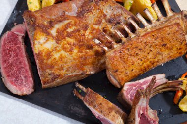 Baharatlı ve otlu domuz pirzolası.